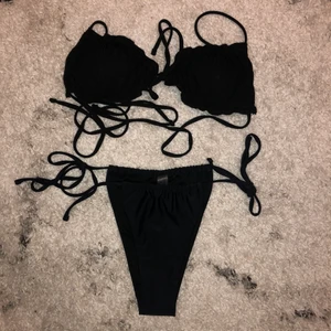 Bikini från Shein  - En svart helt oanvänd bikini från Shein som man knyter. Den är i storlek M men modellen är ju väldigt liten. Nästan exakt samma som på bilderna från deras egna sida. Trosorna är dock i annat meterial- sånt blankt bikini tyg. Frakt ingår i priset. 