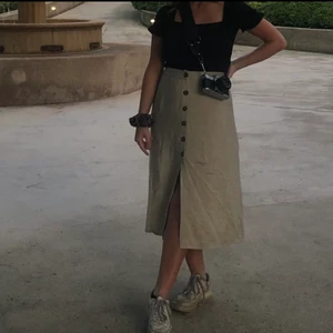 gina tricot kjol - söt kjol från gina med knallar som inte används längre!!<33