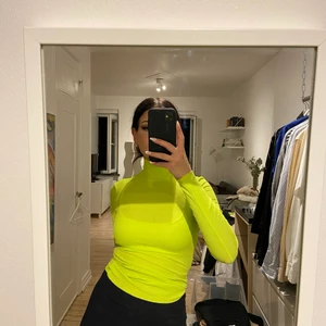 Neongrön polo - Svinsnygg neongrön polotröja från Monki, borde ha använt den men har inte gjort det 🖤 Frakt tillkommer, 63kr spårbart🖤