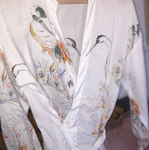 Somrig blus  - Oanvänd blus som man kan knyta den, jätte kön material 