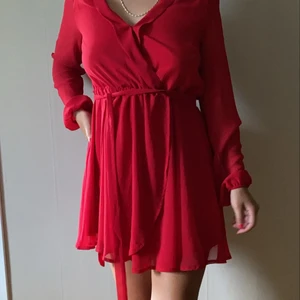 Röd klänning - Jätteskön klänning från NLY Trend                                     Strl 36 men passar 36-38