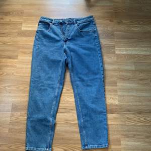 Säljer ett par urnsygga mom jeans från Cheap monday i storleken 31/32. Dessa säljs pågrund av fel storlek! 