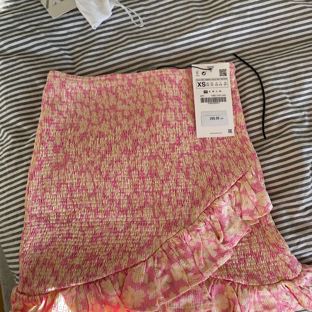 Fin blommig kjol från Zara, helt ny med prislapp säljer då jag inte gillade den på mig 💗 150kr utan frakt men kan mötas. om många är intresserade blir de budgivning så om man vill ha direkt nu kan man köpa för 200💗. Kjolar.