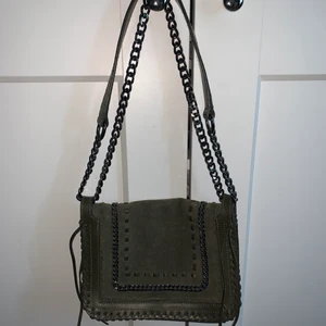 Mocka väska - Super fint skick. Går att ändra formen på handtagen! Militär grön färg. 