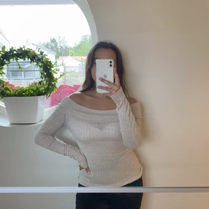 Ljus begie offshoulder topp  - Mjukt material 