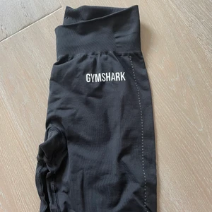 Gymshark tights - Jättefina och bekväma träningstights från gymshark! Bra passform och använd ett fåtal gånger! Helt slutsåld på hemsidan! Strl S! Säljer för 250 kr!