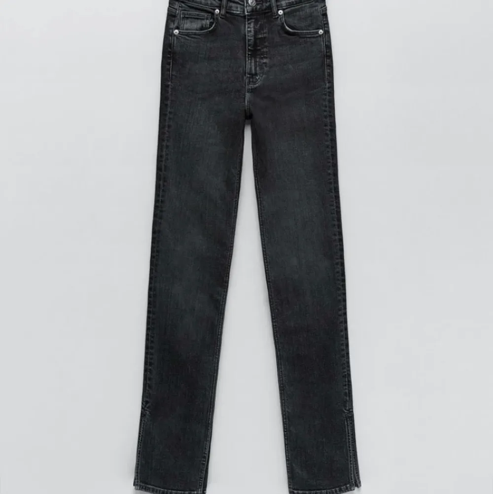 Helt nya jeans från Zara (prislappen sitter fortfarande kvar), storlek 32. Säljer pga av att dem inte passade mig. Nypris : 359kr, lånade bilder från hemsidan då byxorna inte passar mig.                                                                       Köparen står för frakten💕. Jeans & Byxor.