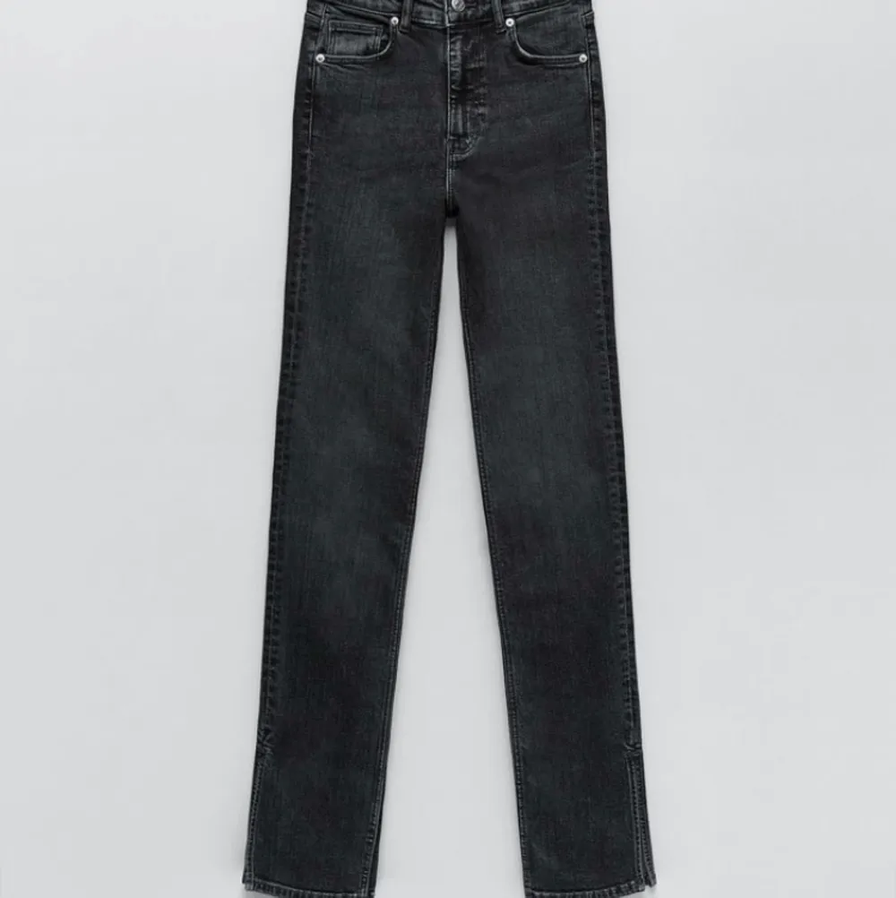Helt nya jeans från Zara (prislappen sitter fortfarande kvar), storlek 32. Säljer pga av att dem inte passade mig. Nypris : 359kr, lånade bilder från hemsidan då byxorna inte passar mig. Köparen står för frakten💕. Farkut & Housut.