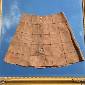 Äkta vintage mocka-kjol! - Äkta vintage mocka-kjol! Storlek XS, midjemått 62 cm. Jättefin från utsidan, men har några fläckar på insidan (just för att den är vintage). Så så fin men alldeles för liten för mig tyvärr! Köp flera plagg och få paketpris! 🤩