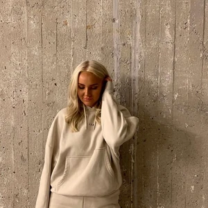 LXA Hoodie Beige - Knappt använd, fint skick. Storlek: S, Färg: beige. Slutsåld, och verkar inte som den kommer in igen. Nypris: 699kr. 