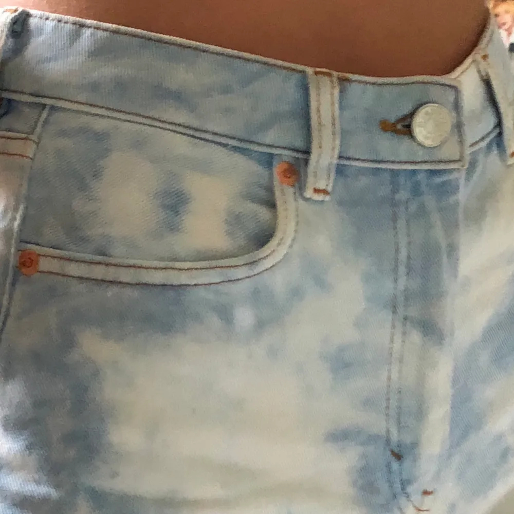 Ett par super fina shorts ifrån Monki i storlek 25! Jag har i vanliga fall storlek S men dessa är snarare XS💞 Shortsen är i super bra skick och bara använda några få gånger! . Shorts.