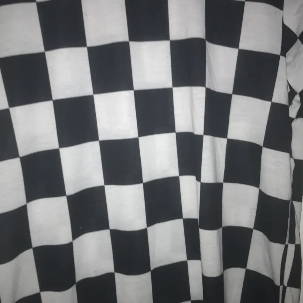 En schack mönstrad T-shirt från smog. T-shirts.