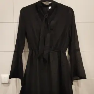 Svart klänning med genomskinliga ärmar från H&M i storlek 38. Klänningen är ej använd 🖤 gratis frakt 💌