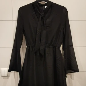 Svart klänning  - Svart klänning med genomskinliga ärmar från H&M i storlek 38. Klänningen är ej använd 🖤 gratis frakt 💌