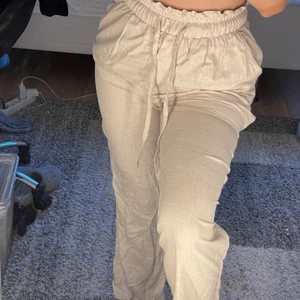 Linnebyxor! - Slutsålda linnebyxor i beige färg i strl 34 från Hm, sommarens trendigaste plagg!! Älskar dessa men säljer de då jag köpte ett par liknande. Raw cut nere vid benen så passar någon som är ca 160-163 🤍