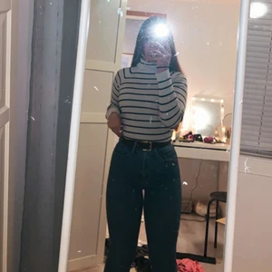 Polo tröja - Randig polo tröja i storlek M ifrån cubus Fint skick! Köparen står för frakten som redan är inlagd i priset (180 kr) samt betalning sker via swish!