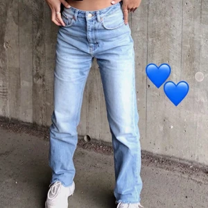 Jeans  - Snygga hög midjade jeans i strl 32, super fräscha och i ett gott skick. Köparen står för frakten 😇🚚