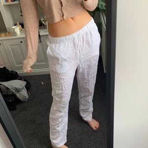 Linnebyxor hm home - (Lånad bild) Säljer nu mina linnebyxor ifrån Hm home, de är endast använda 1 gång och de är asballa! Längden är perfekt på mig som är ca 170 och de går att knyta i midjan💗 skriv för frågor eller fler egna bilder