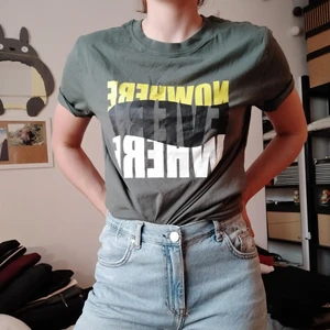 Helt ny t-shirt, prislappen kvar - Prislappen ej borttagen