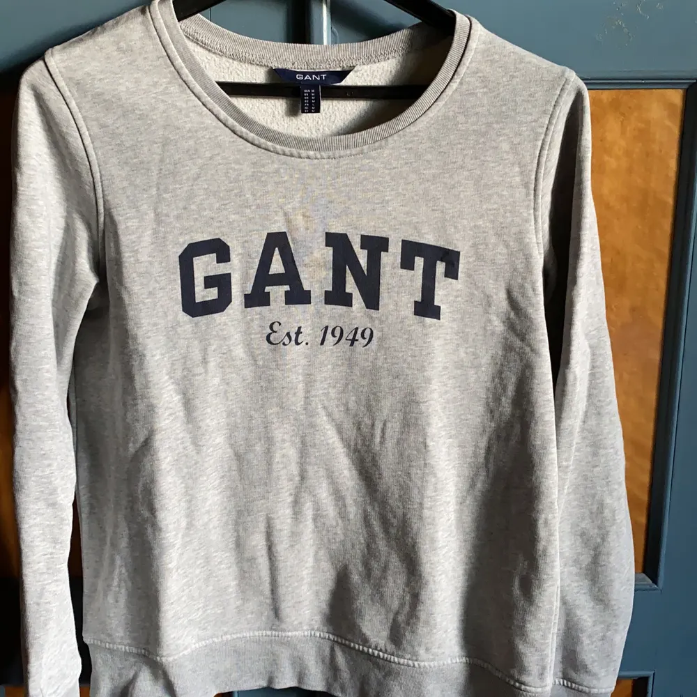 Grå sweatshirt från Gant som är i gott skick. Köpare betalar frakt . Tröjor & Koftor.