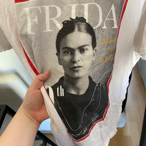 T-shirt - Superfin T-shirt med Frida Kahlo-tryck från forever21s herravdelning i storlek M! Älskar den men tycker den är lite för tight på mig som är en XL! Frakt tillkommer efter vägning eller hämtas hos mig i Umeå!