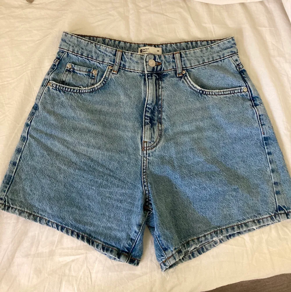 Ett par supersköna jeansshorts från Gina Tricot i bra kvalitet non-stretch jeanstyg. Bra skick inget slitage, säljer för att dom e lite stora för mig.. Shorts.