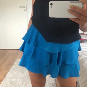 Zara kjol - Riktigt snygg blå kjol, slutsåld från Zara. Endast använd några gånger. Frakt tillkommer.