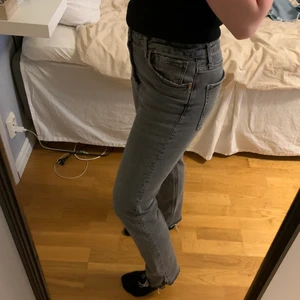 Raka jeans - Gråa raka jeans från Zara. Klippt slits nertill. Använda men i bra skick. Något små i storleken.