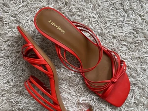 Klackar & Other Stories  - Klackar i rödorgange färg med band från & Other Stories stl 39 aldrig använda. Köparen betalar frakt 📦 Kan mötas upp i Gbg 🤝 