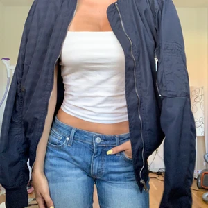Bomberjacka  - En mörkblå bomberjacka som sitter lagom oversize på mig. Den första bilden ger tydligast representation av den verkliga färgen. Mycket snygg och användbar i alla lägen💕