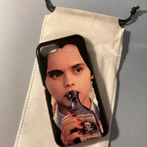 IP7/8/SE Mobilskal 🖤 - Sprillans nytt, Aldrig använt mobilskal från redbubble. Passar Iphone 7, 8 och SE.