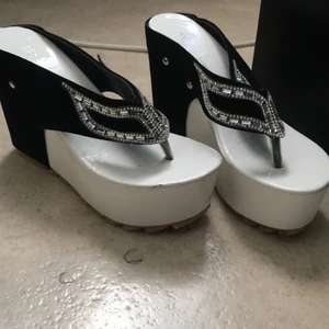 Höga sandaler i NYSKICK!! - Helt nya aldrig använda då de inte var riktigt min stil, superskönt att gå i och funkar i princip till allt:) köparen står för frakten på 96 kr😊💕 priset kan diskuteras vid snabbaffär