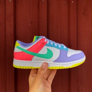 Nike dunk ”EASTER” - UTFÖRSÄLJNING! Vi säljer av 3 par utav dessa NIKE DUNK EASTER för endast 1150kr/styck! De är helt nya med låda och kvitto. Storlek: 38.5x2 och 39x1! PM vid intresse 🤙