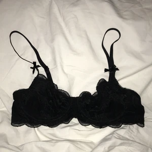 Balconett bh, svart i spets, GinaTricot  - Svart spets balconette bh från Gina Tricot i storlek 70A. Hård bygel som håller upp och ger bra stöd. Jätteskön och endast använd fåtal gånger💕