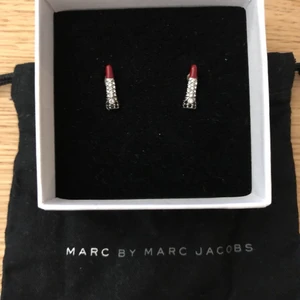 Örhängen Marc Jacobs - Örhängen från Marc Jacobs, nyskick. Använda 2-3ggr. Formade som läppstift med Swarovski kristaller. 