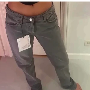 Zara jeans raka gråa lågmidjade - Dessa ursnygga Zara jeans i storlek 38 (mer som en 36). Helt nya med prislappen kvar🥰 Buda! (Lånad bild men kan skicka egna💗💗)