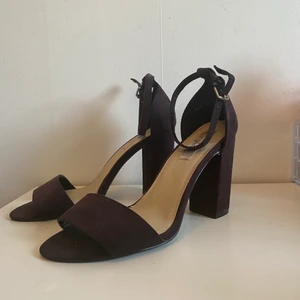 Klackar Nelly  - Säljer ett par 10 cm klackar från Nelly i storlek 40 men passar även 39. !!Använda en gång!!                         Kunden står för frakten!