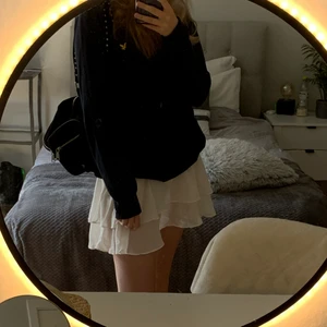 Volang kjol - En fin vitt volangkjol💕 Lite genomskinlig men funkar. Storlek s men passar både xs o m då den är stretchig! Köpt för 129kr o säljer för 89 + frakt eller om man vill mötas i gbg