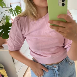 Puffärm topp - Supersöt rosa topp köpt från gina tricot för ca 2 år sedan, den är lite croppad och har puffärm ner till armbågarna. Det finns en svag fläck på framsidan av tröjan men är inget man märker om man inte letar, kan skicka bild på denna om man skulle vilja det!