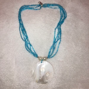 Gulligt halsband🤍 - Super gulligt halsband med en fin slippap snäcka som hänge🤍🤍 För fler bilder/info bara dm:a mig😊 (Säljer även matchande armband på en annan annons)