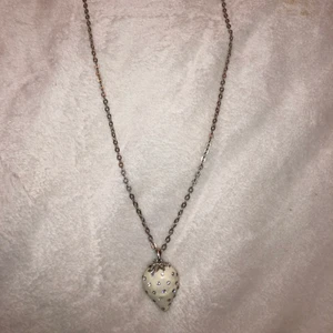 Jordgubbs halsband  - Säljer dett super gulliga halsbandet med en vit jordgubbe som hänge🍓🍓 För mer bilder/info bara dm:a mig:)