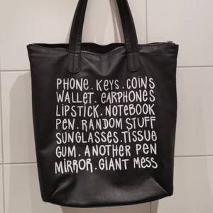 Axelväska  - Svart axelväska från H&M. Fint skick. 🖤✨ Frakt tillkommer 🥰