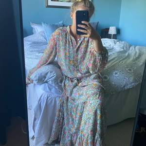 Superfin blommig långklänning från H&M