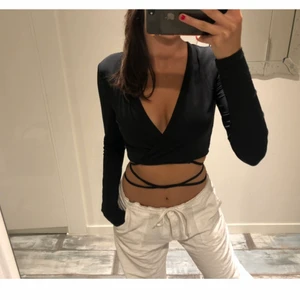 Zara tröja - Sjukt snygg o vågad tröja från zara! Har inte kommit till användning. Storlek M, men passar från Xs-M. Går att knyta hur man vill runt magen. 