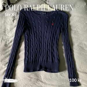 Stickad Tröja i storleken Xs - En jättefin stickad Polo Ralph Lauren tröja som jag tyvärr har växt ur men som är använd ett fåtal gånger och därför är i nyskick, inköpt för över 1000kr💘passar säkert folk som har Xxs/Xs/S men det står Xs på lappen!