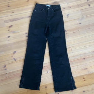 Svarta jeans Ida Carlsson x madlady  - Säljer dessa jeans då jag gärna vill att jeansen går över skorna vilket inte dessa gör på mig. Är 170 cm, jeansen är även slutsålda och går inte att få tag i. 