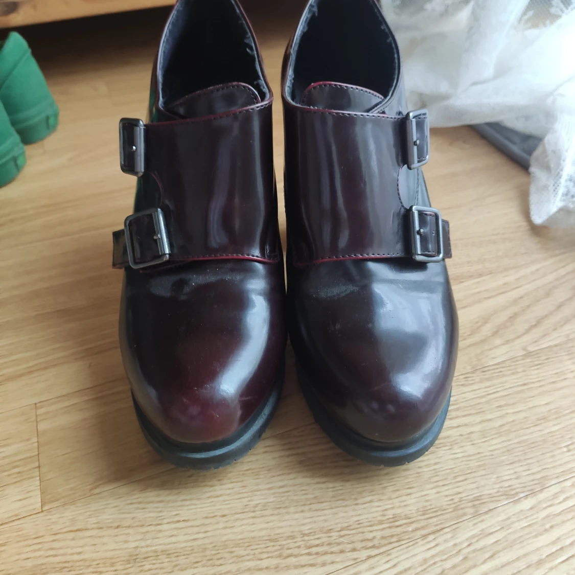 Lackade klackskor med spännen - 90