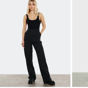 Kostymbyxor  - Så fina långa kostym byxor. Passar för er som är 165cm+ skulle jag säga. Aldrig använda och i mycket bra skick. Köparen står för frakt. Nypris-500kr