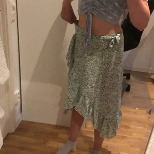 Kjol  - Säljer en fin kjol från Shein (lång) i storlek S men skulle säga att den passar en M också som man ser på första bilden så är den stor i midjan. Dragkedja på sidan och ett band så man kan göra en Knut så lite fint. Köparen står för frakten.