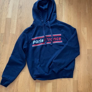 Mörkblå Hoodie  - Jag säljer denna mörkblåa hoodie som är från Gina tricot. Det är storlek xxs. Jag säljer denna för 50kr + frakt